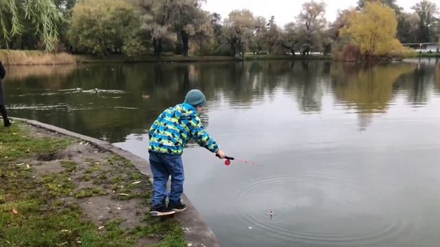 Елисей рыболов! Выбрались с детьми в Парк Победы порыбачить! Как всегда хороший улов! смотреть онлайн