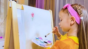 Играют и веселый челлендж в видео для детей с Полиной и папой