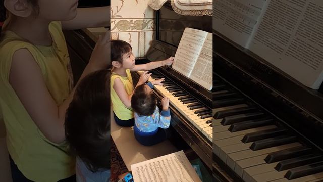 Амур играет на пианино смотреть онлайн