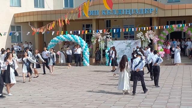 Вальс от выпускников школы С.Рахымова (2022) смотреть онлайн