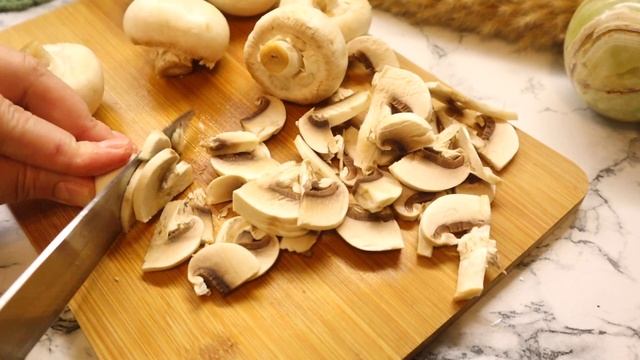 Проще рецепта НЕТ! Запеченная курочка с грибами и сыром!