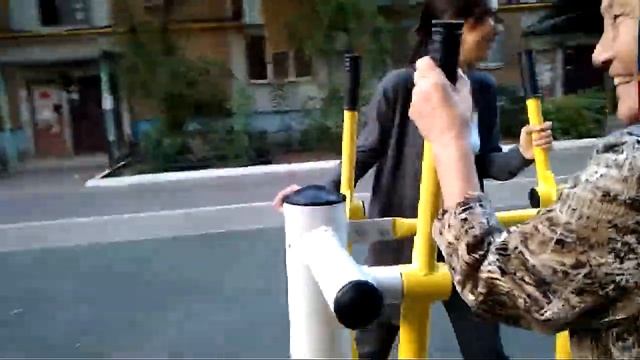 Астраханская бабушка готовит внучку к трудным временам смотреть онлайн