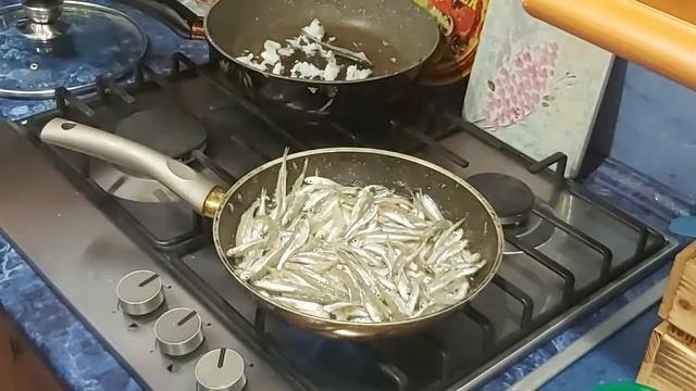 Мелкая рыбка Песчанка. В соусе и просто в масле.