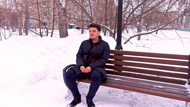 С книгой у микрофона смотреть онлайн