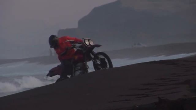 Байкер вылетел из седла смотреть онлайн