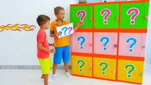 Влад и Никита играют с машинками Disney