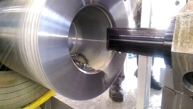 Нарезание резцом внутренней резьбы BUTRRESS на станке для соединения с хвостовиком. смотреть онлайн