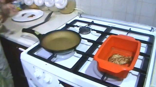 Блины на молоке с творогом запечённые в духовке со сметаной. Дети учатся готовить тонкие блины. смотреть онлайн