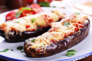 ЛОДОЧКИ ИЗ БАКЛАЖАН С КУРИНЫМ ФАРШЕМ.