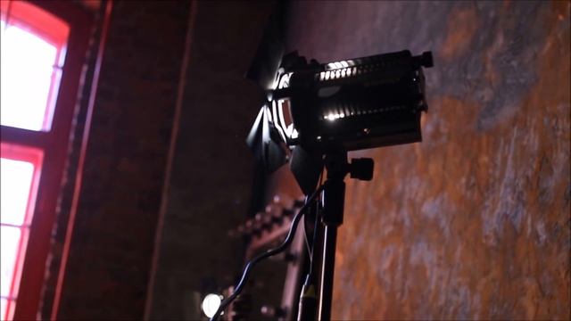 Анонс. Позирование. Как работать с моделью в кадре: подчёркивать достоинства и скрывать недостатки. смотреть онлайн