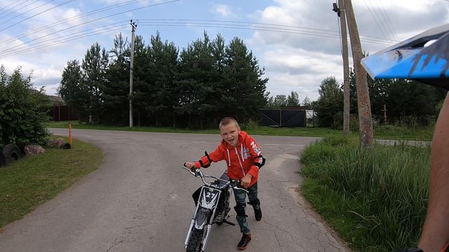 идем кататься на детском питбайке
