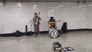 Маша и Медведи - Любочка - Кавер песни спел коллектив Фрикинг Аут её лидер Роман Езык в метро Москв