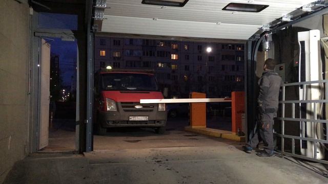 Секционные ворота с быстрой автоматикой