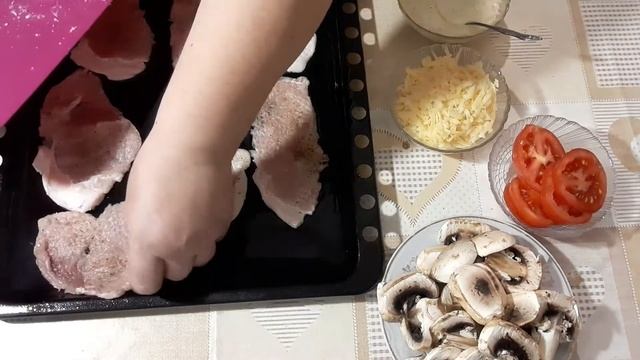 Свиная отбивная с грибами,помидором и сыром смотреть онлайн