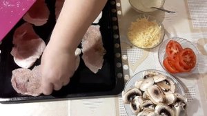 Свиная отбивная с грибами,помидором и сыром