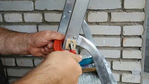 Струбцина - держатель инструмента на стремянке.
