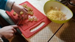 Вкусный салат с виноградом и копчёной курицей.