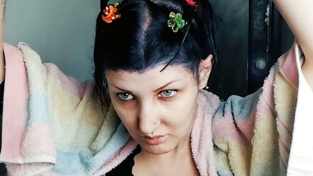 СТРИЖКА ДОМА. Как подстричь себя дома? ИЗ СИНЕГО В ЧЁРНЫЙ! ?Красим волосы [LeoMemBox] смотреть онлайн