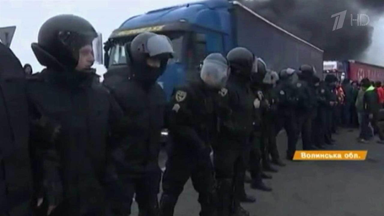 На границе Украины с Европой идут массовые протесты против ужесточения таможенного контроля за ма...