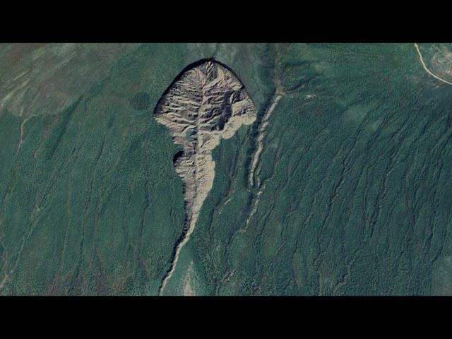 Батагайка провал. Какая-то странная форма этого провала.