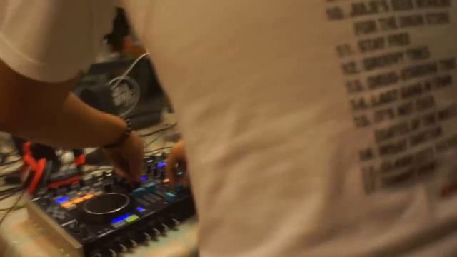 Kahn Artist and Vivd E on video game midi controllers смотреть онлайн