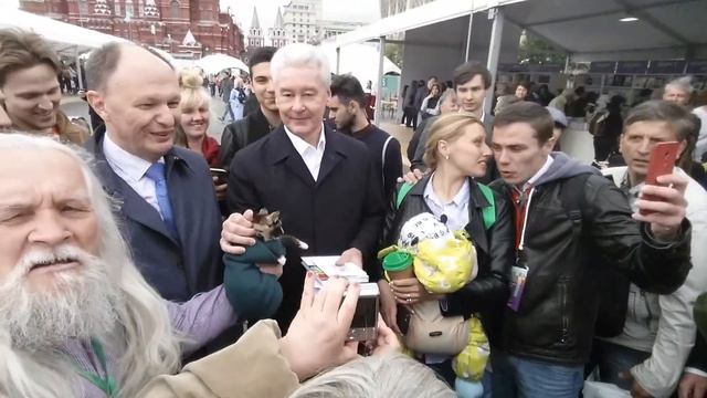 СЕНСАЦИЯ ДНЯ МЭР И КОТЕНОК МАША НА КРАСНОЙ ПЛОЩАДИ 31 5 18...