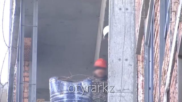 В Шымкенте строитель упал с 7 этажа и остался жив смотреть онлайн