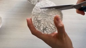 Новогодняя игрушка из ниток. Елочный шар из ниток и ПВА