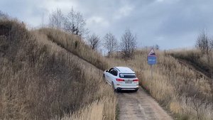 Подъем в гору по бездорожью на BMW X5 G05. Школа вождения BMW (BMW Drive Experience)