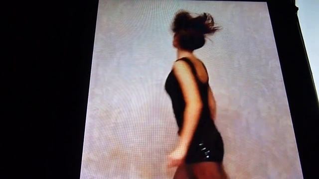 Танцующая девушка. Обои на Андроид. смотреть онлайн