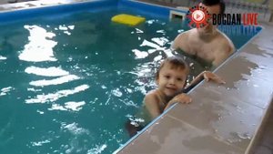 Богдан учится плавать в 3 года - детский бассейн Сафари. Как научить ребенка плавать