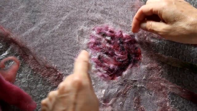 Рисуем шерстью цветок клевер. Мокрое валяние. / Бахрома на косынке. / Draw a flower with wool. смотреть онлайн