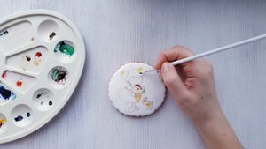 Чем рисуют на пряниках! Пряник девочка с котенком! Как рисовать на пряниках гелевыми красителями! ?