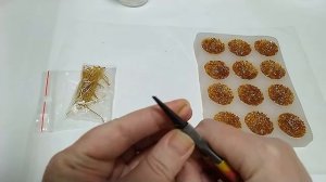 Пуговицы из эпоксидной смолы с бисером.