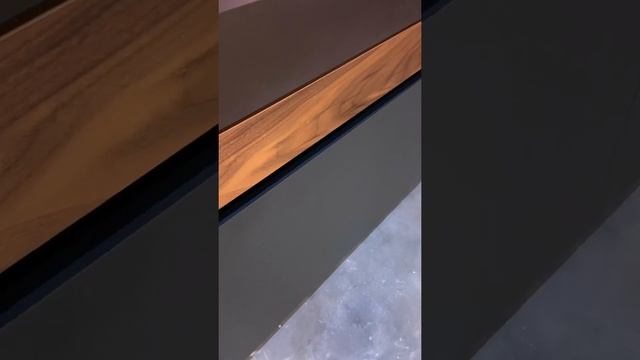 Кухня Hamiltoun фасады антрацит Soft touch, шпон американский орех, керамическая столешница смотреть онлайн