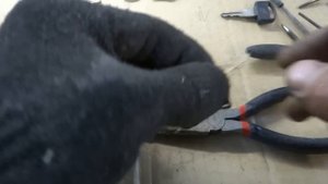 Делаем ключ для скутера по сердцевине замка