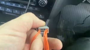 VW Polo Liftback. Устанавливаем камеру заднего вида в значке