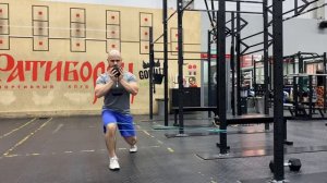 Сплит-приседания с гантелью у груди + рез. на колене на м_ср.ягод