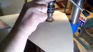 Мастер изготавливает балалайку
