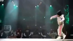 Маленькая девочка танцует брейк данс / Little girl dancing breakdance