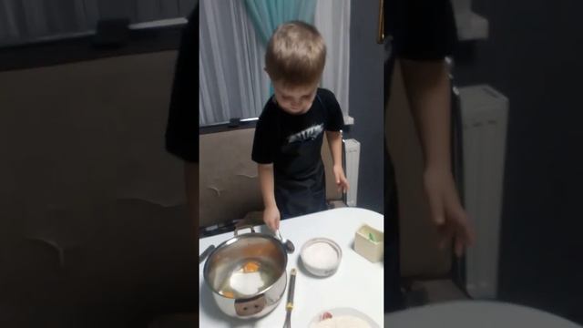 Миша 3 года, делает тесто на блины смотреть онлайн