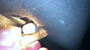 Как заменить сгоревшую лампочку подсветки дверей на Mercedes Benz!