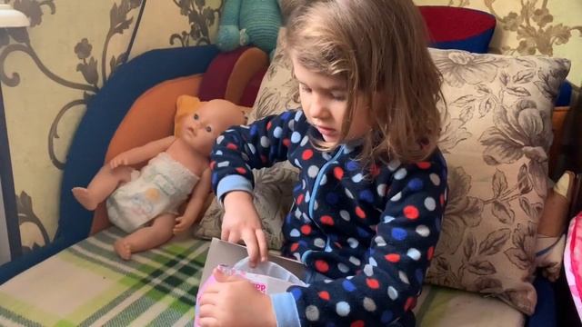 Распаковка пылесоса для Барби. Несём Поделку В Сад. Видео Для Детей смотреть онлайн