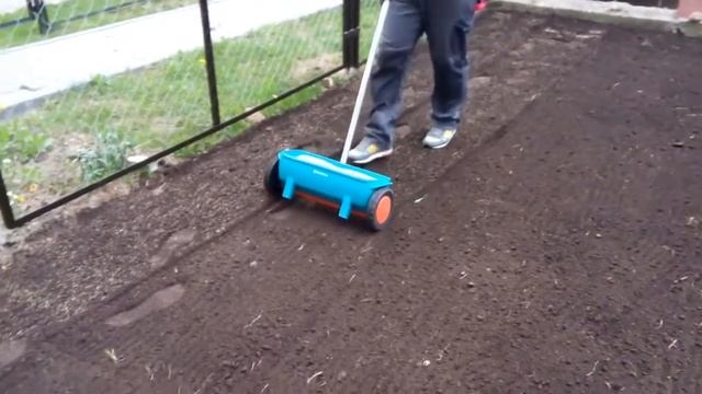 Разбрасыватель сеялка GARDENA Classic 300 смотреть онлайн