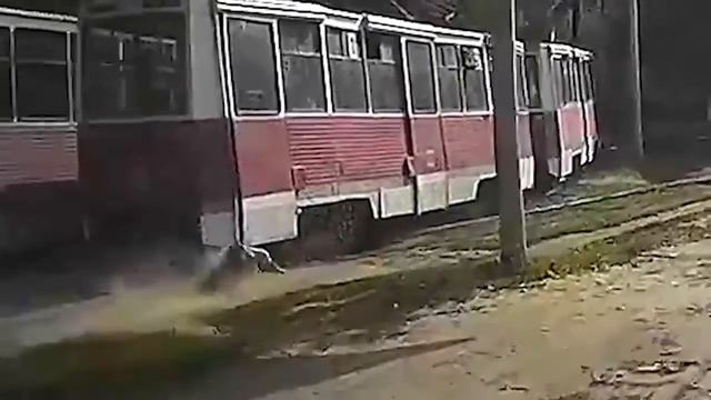 В Саратове трамвай на большой скорости тащил парня по рельсам, из за ноги, застрявшей в двери трамв смотреть онлайн