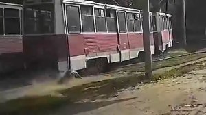 В Саратове трамвай на большой скорости тащил парня по рельсам, из за ноги, застрявшей в двери трамв