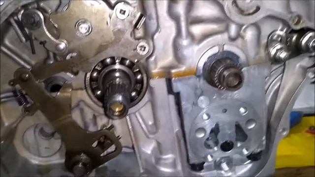 Motor CBR 450 SR Montagem seletor de marcha, bomba de óleo e engrenagem primária смотреть онлайн