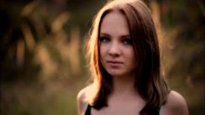 Родители поставили камеру в комнате дочери, чтобы узнать, почему она по утрам просыпается с синякам