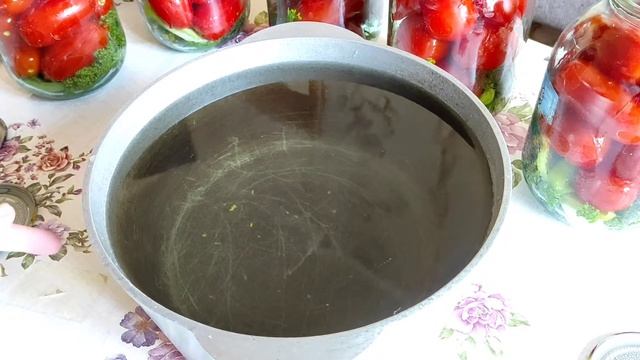 Очень вкусные ПОМИДОРЫ на зиму.Маринованные помидоры.Рассол выпивается весь.Помидоры без заморочек.