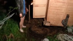 Поднимаем Дом с помощью домкрата. Подкладываем блоки под балки.